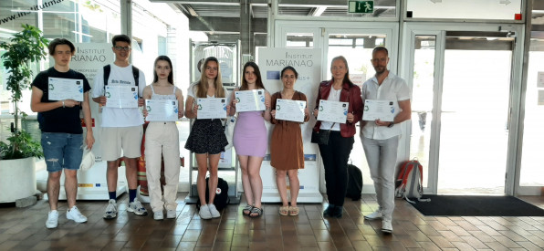 Alumnes polacs amb els certificats min